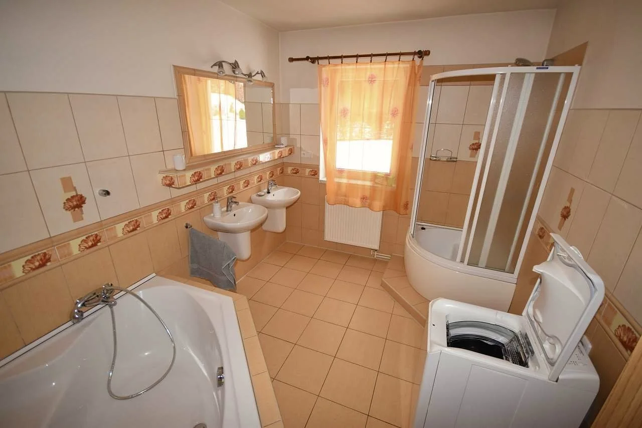 Dvě plně vybavené koupelny