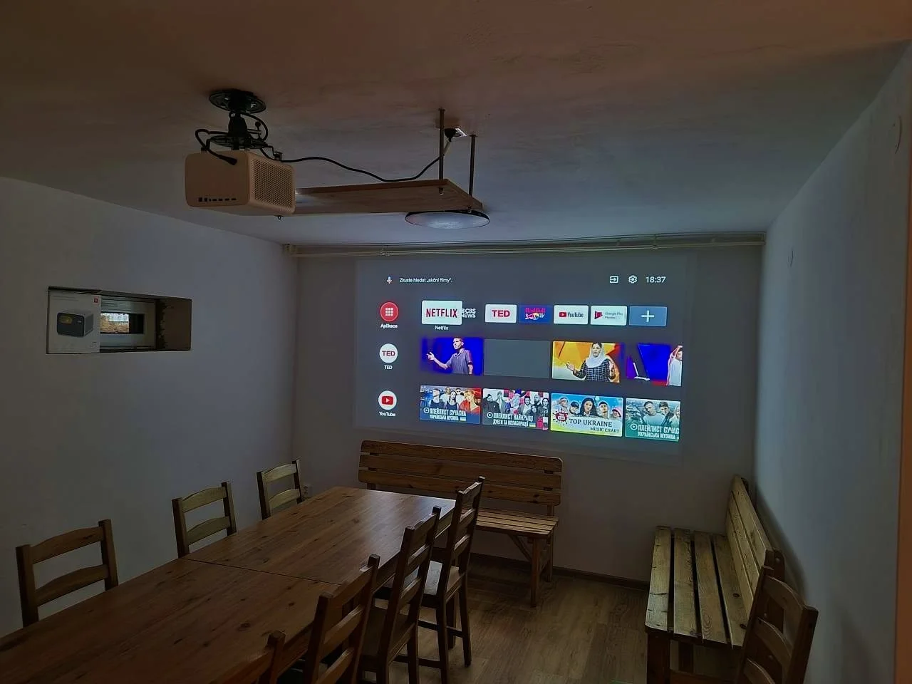 Společenská místnost s projektorem